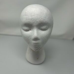 Vintage Charm: Pre-Loved White Mannequin Head